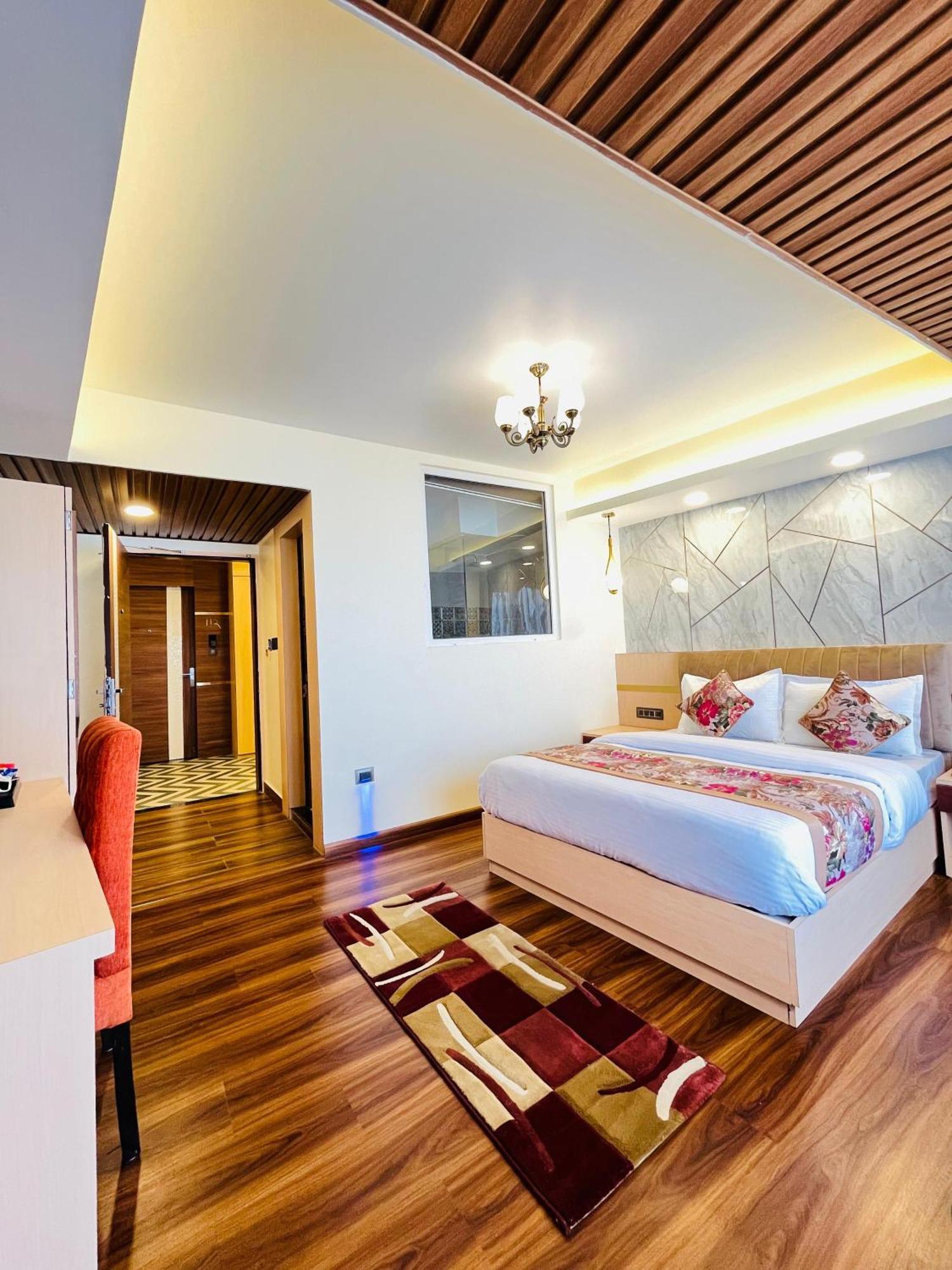 Luxury Stay At Hotel Broadway Boutique Mall Road Chowrasta Near Mahakal Temple Darjeeling  Buitenkant foto