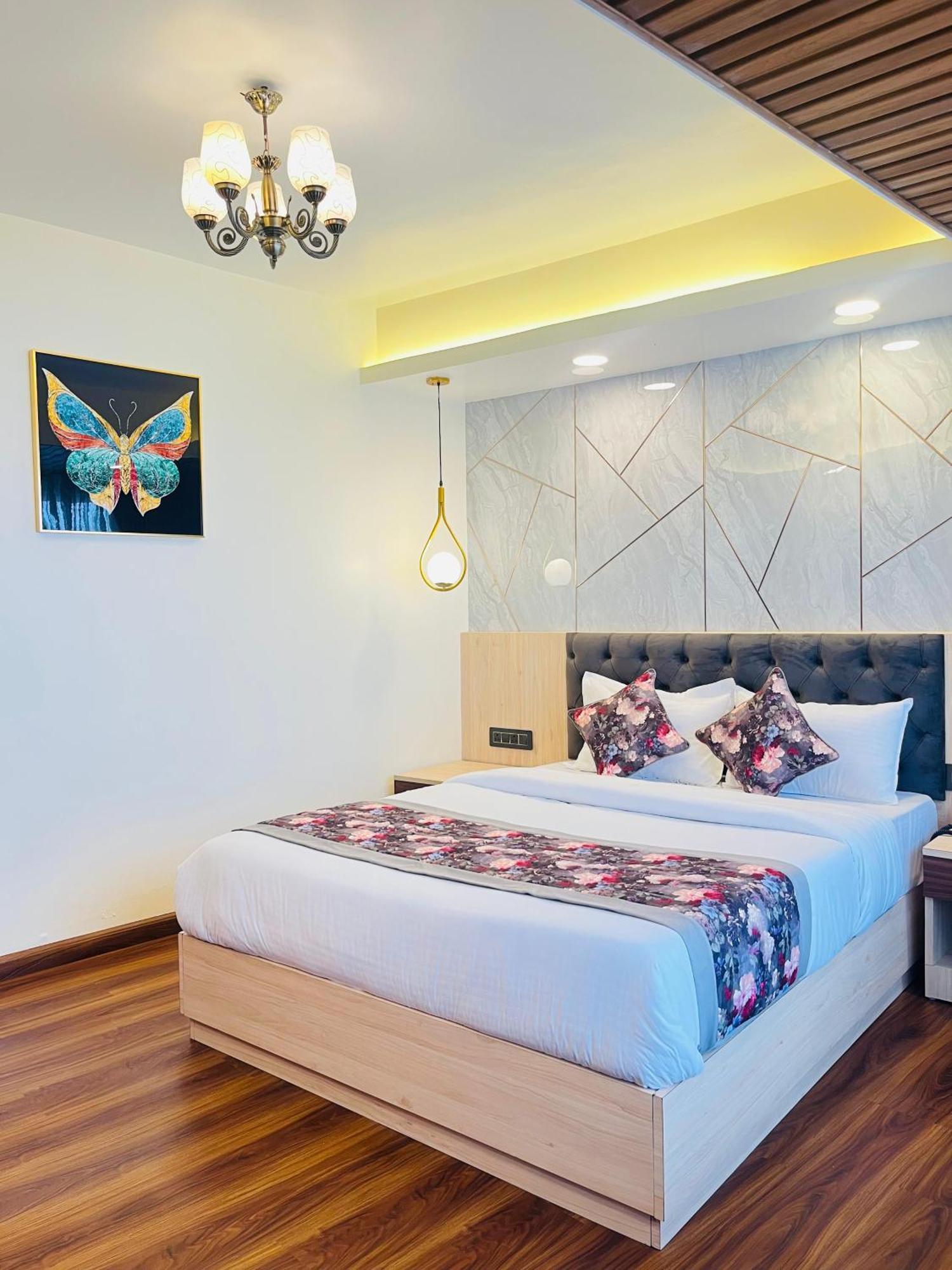 Luxury Stay At Hotel Broadway Boutique Mall Road Chowrasta Near Mahakal Temple Darjeeling  Buitenkant foto