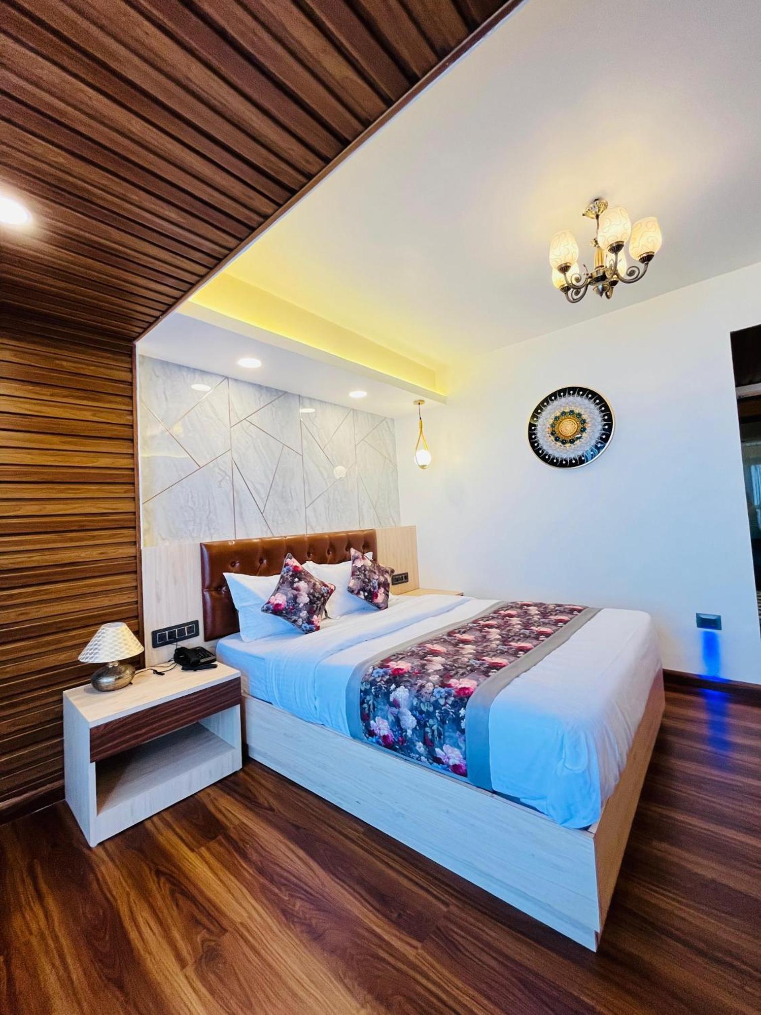 Luxury Stay At Hotel Broadway Boutique Mall Road Chowrasta Near Mahakal Temple Darjeeling  Buitenkant foto