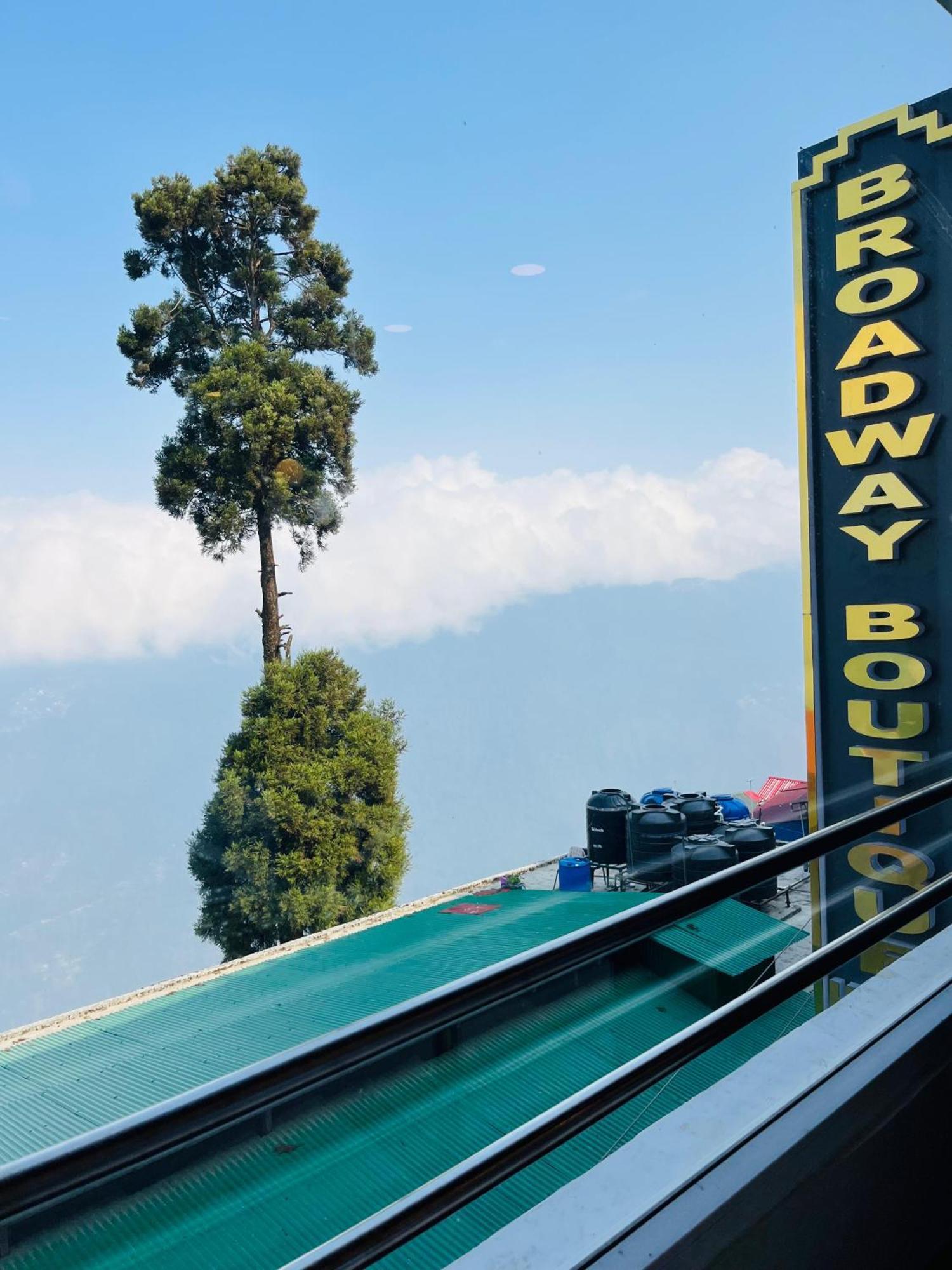 Luxury Stay At Hotel Broadway Boutique Mall Road Chowrasta Near Mahakal Temple Darjeeling  Buitenkant foto