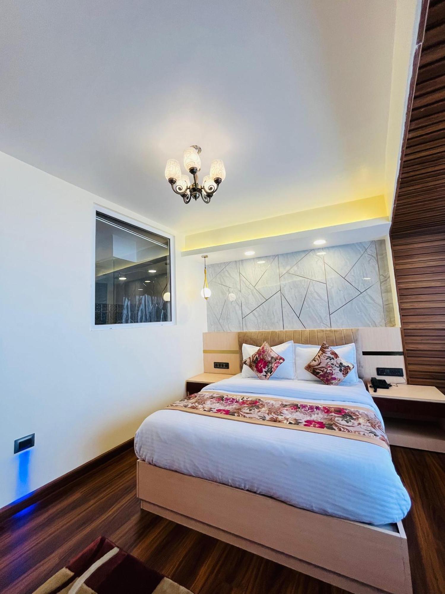 Luxury Stay At Hotel Broadway Boutique Mall Road Chowrasta Near Mahakal Temple Darjeeling  Buitenkant foto