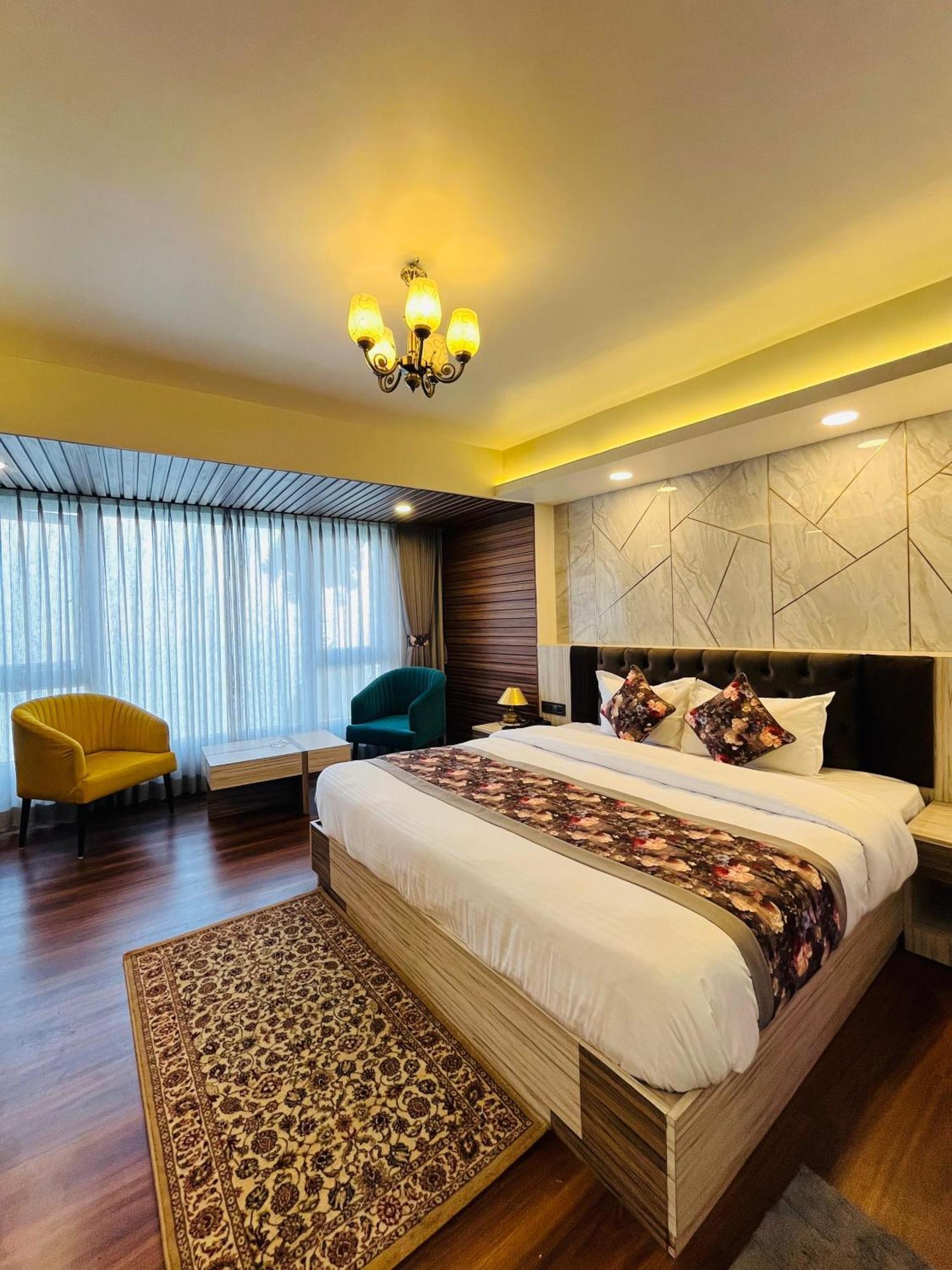 Luxury Stay At Hotel Broadway Boutique Mall Road Chowrasta Near Mahakal Temple Darjeeling  Buitenkant foto