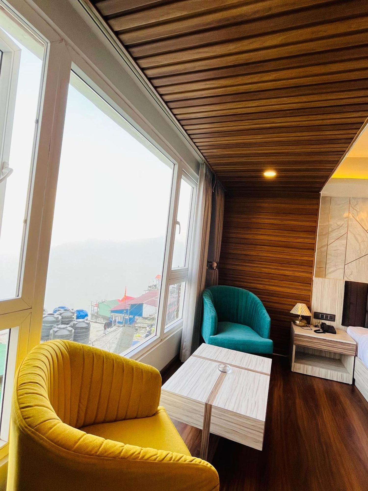 Luxury Stay At Hotel Broadway Boutique Mall Road Chowrasta Near Mahakal Temple Darjeeling  Buitenkant foto