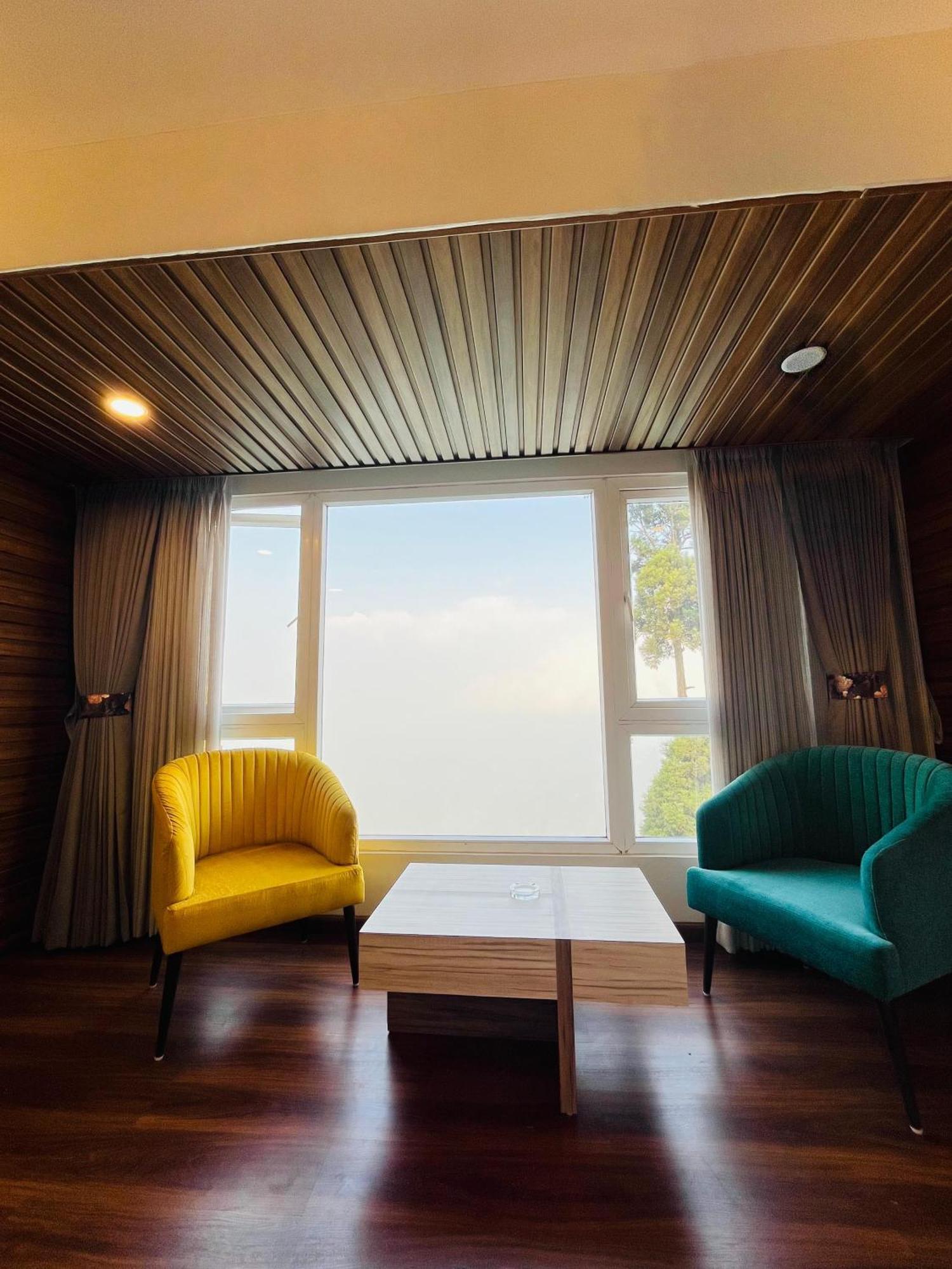 Luxury Stay At Hotel Broadway Boutique Mall Road Chowrasta Near Mahakal Temple Darjeeling  Buitenkant foto