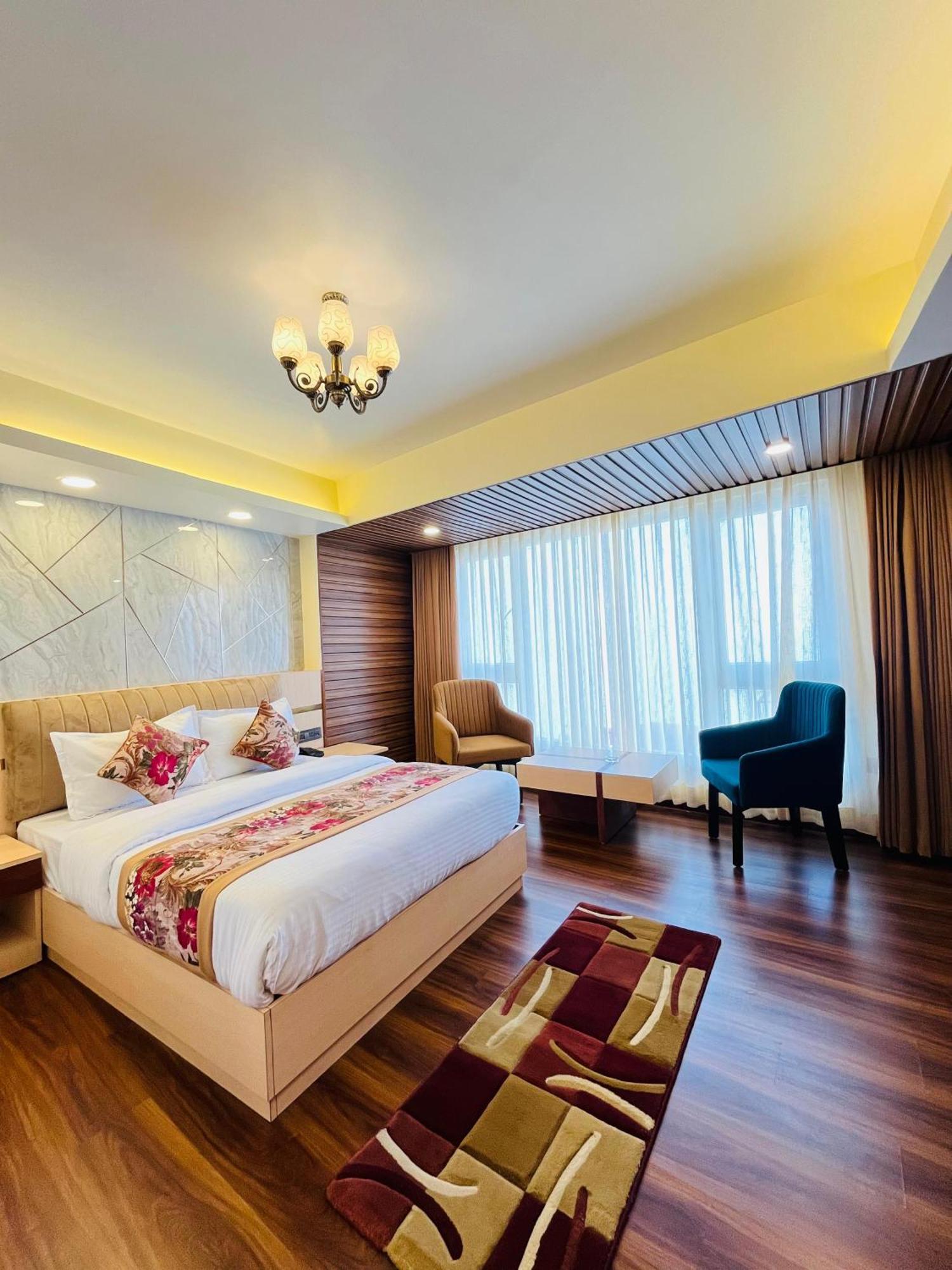 Luxury Stay At Hotel Broadway Boutique Mall Road Chowrasta Near Mahakal Temple Darjeeling  Buitenkant foto