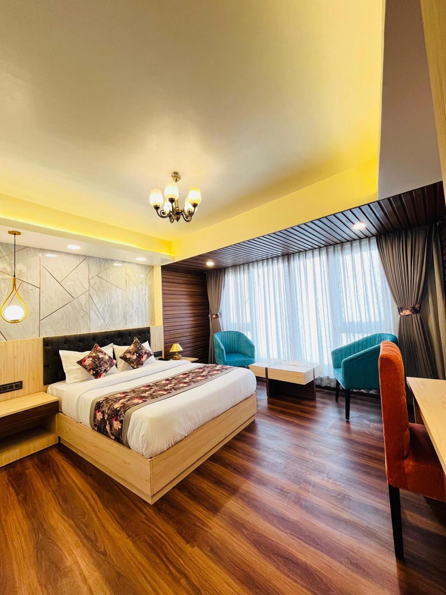 Luxury Stay At Hotel Broadway Boutique Mall Road Chowrasta Near Mahakal Temple Darjeeling  Buitenkant foto