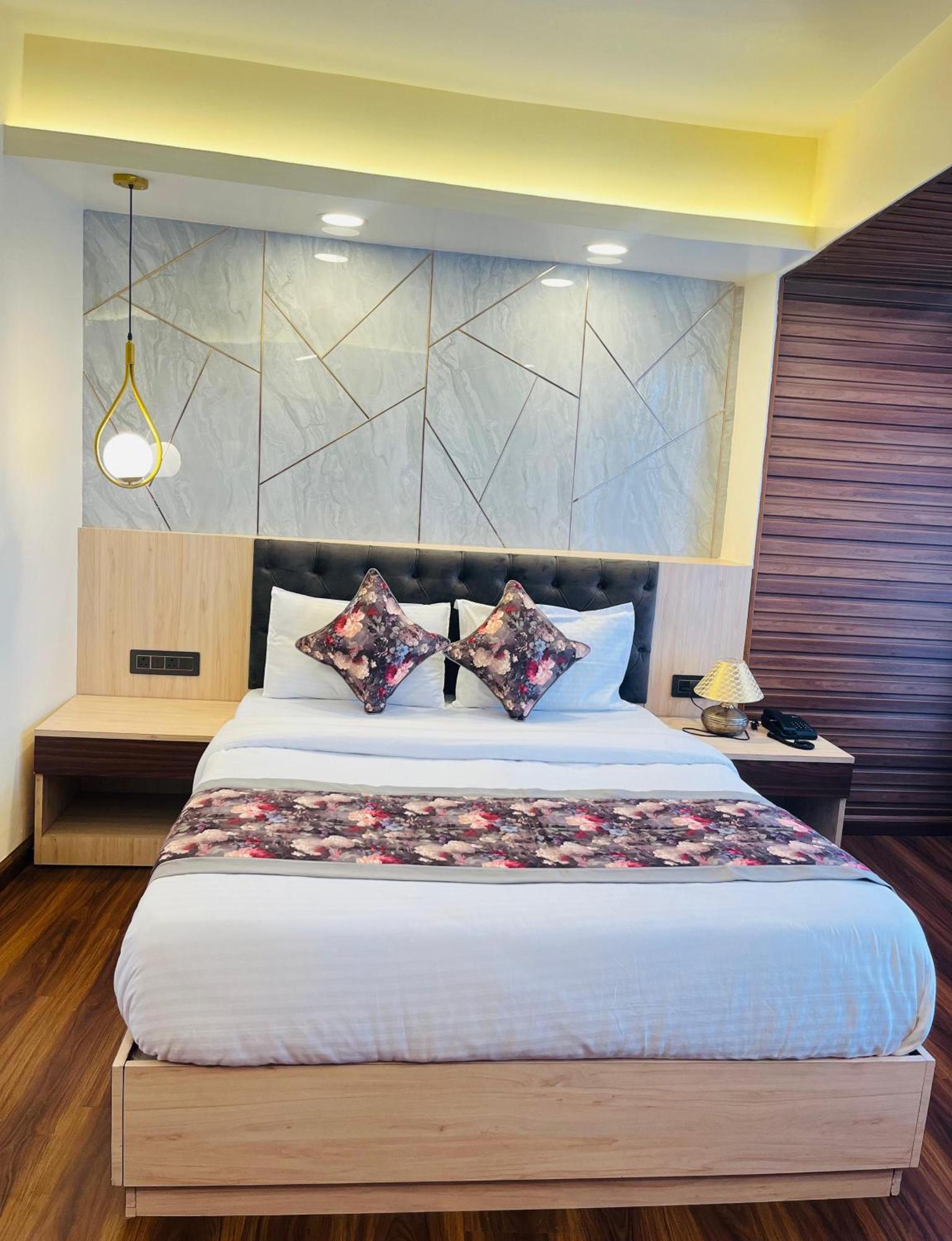 Luxury Stay At Hotel Broadway Boutique Mall Road Chowrasta Near Mahakal Temple Darjeeling  Buitenkant foto