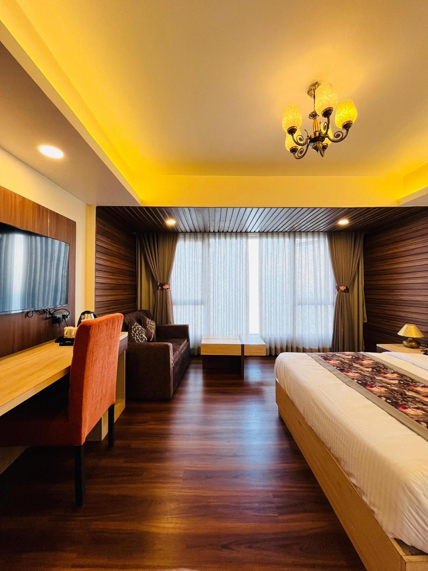 Luxury Stay At Hotel Broadway Boutique Mall Road Chowrasta Near Mahakal Temple Darjeeling  Buitenkant foto