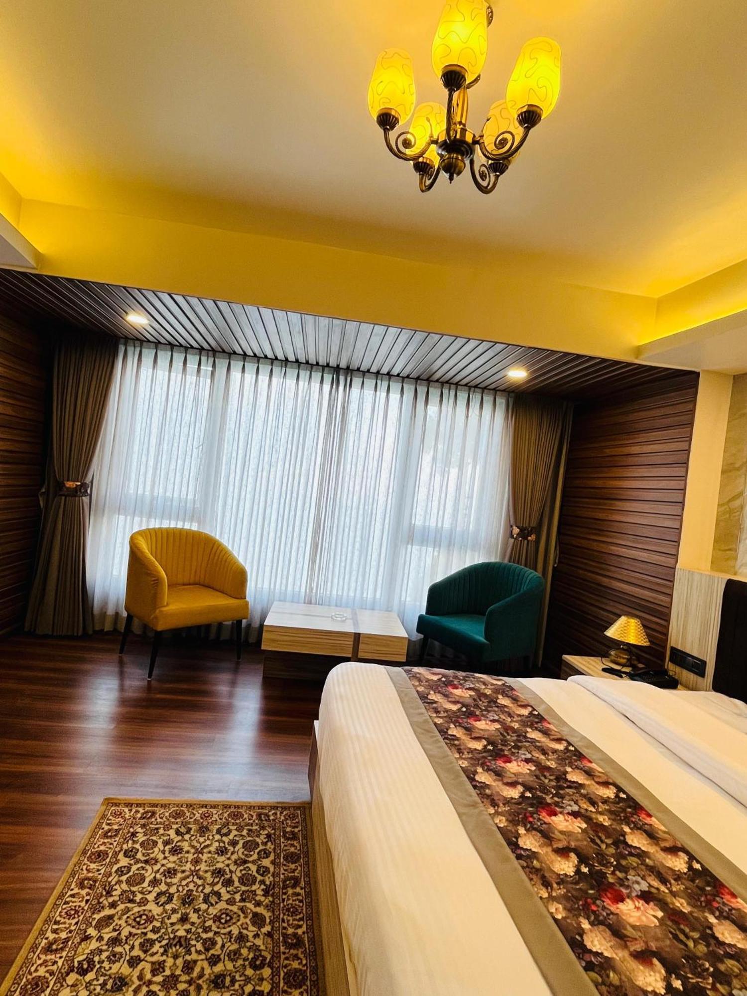Luxury Stay At Hotel Broadway Boutique Mall Road Chowrasta Near Mahakal Temple Darjeeling  Buitenkant foto