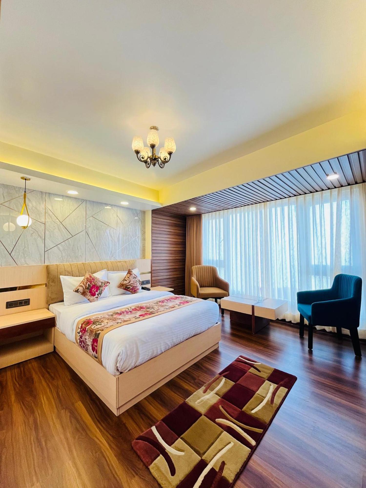 Luxury Stay At Hotel Broadway Boutique Mall Road Chowrasta Near Mahakal Temple Darjeeling  Buitenkant foto