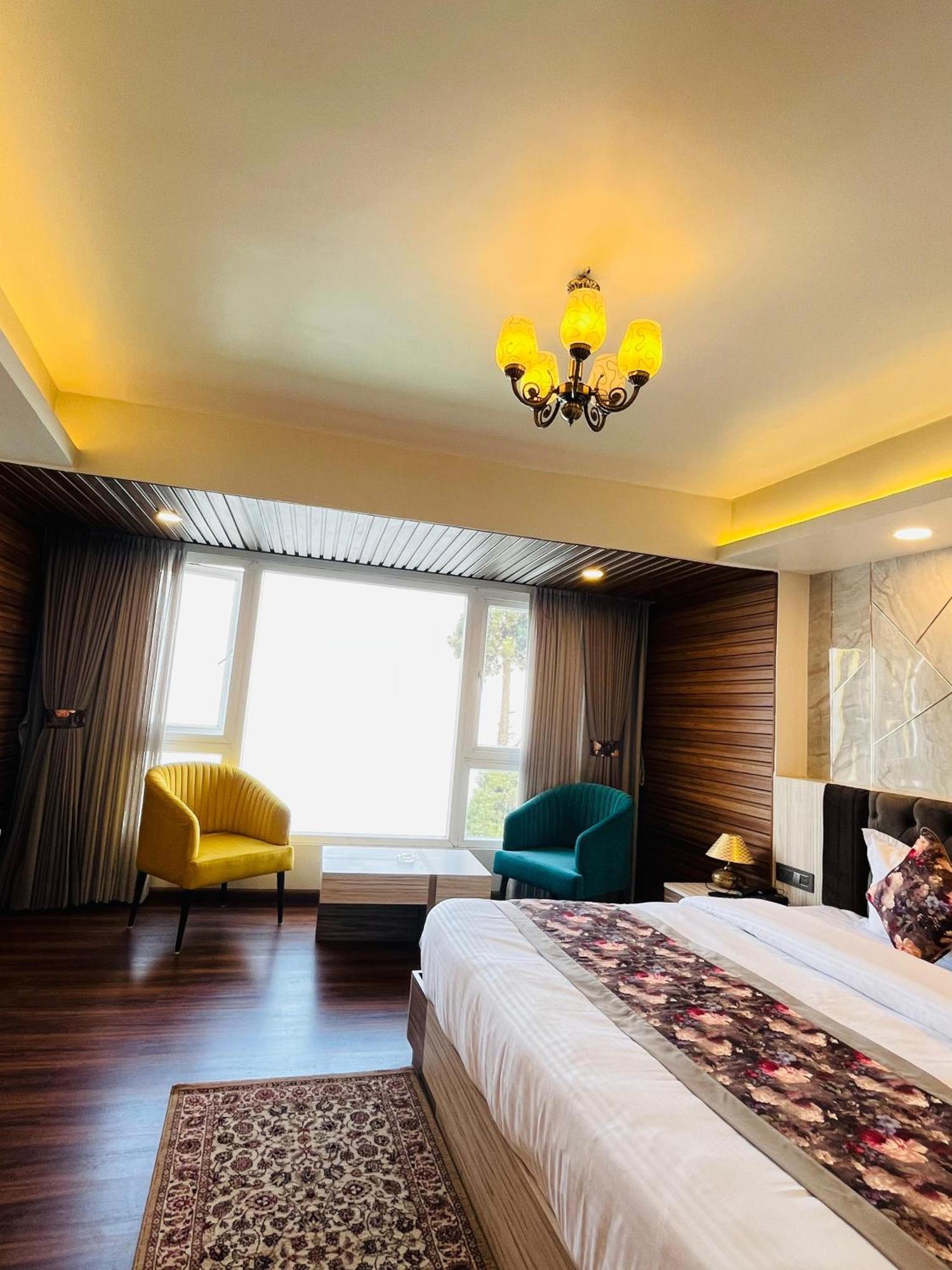Luxury Stay At Hotel Broadway Boutique Mall Road Chowrasta Near Mahakal Temple Darjeeling  Buitenkant foto