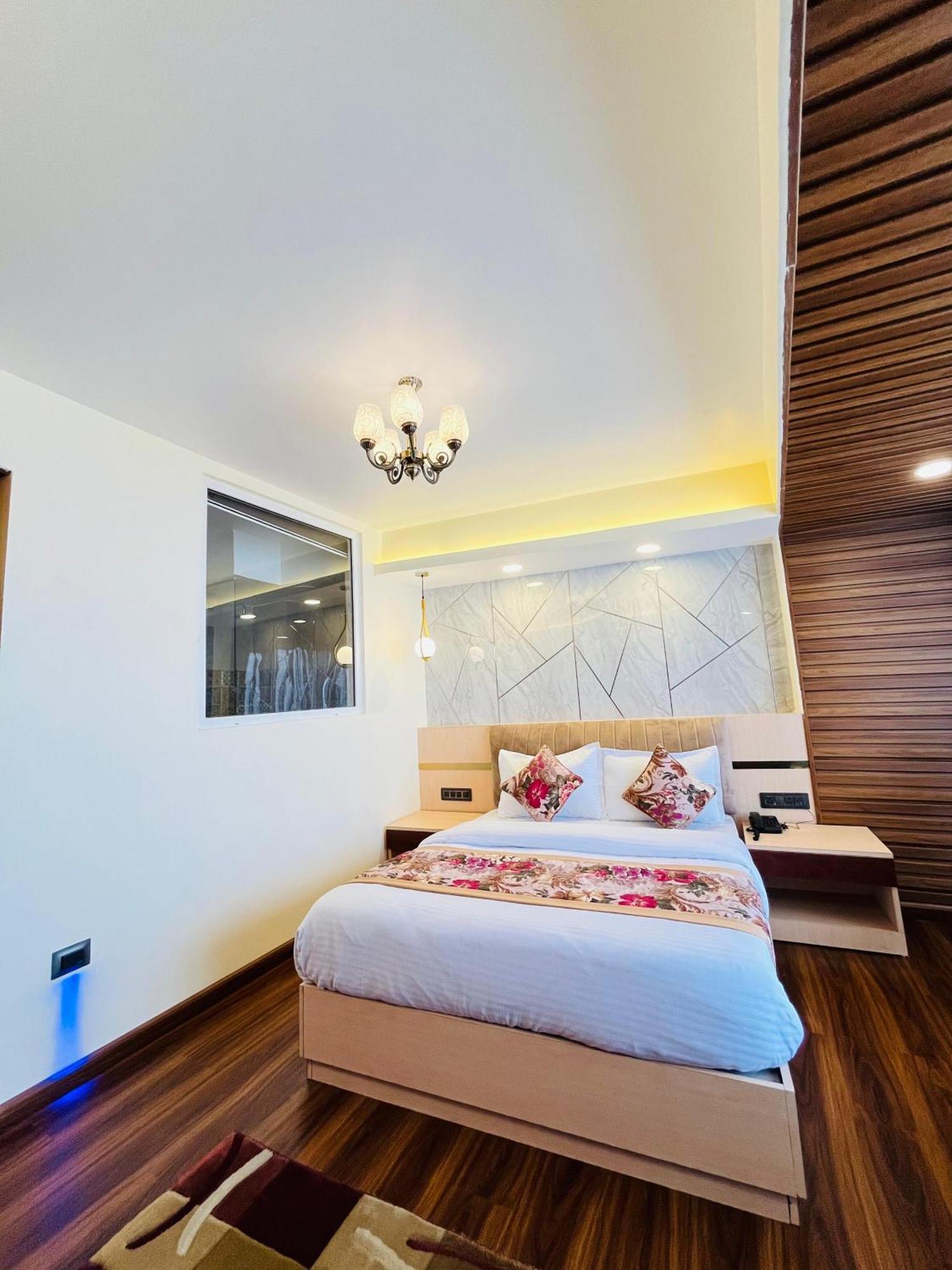 Luxury Stay At Hotel Broadway Boutique Mall Road Chowrasta Near Mahakal Temple Darjeeling  Buitenkant foto