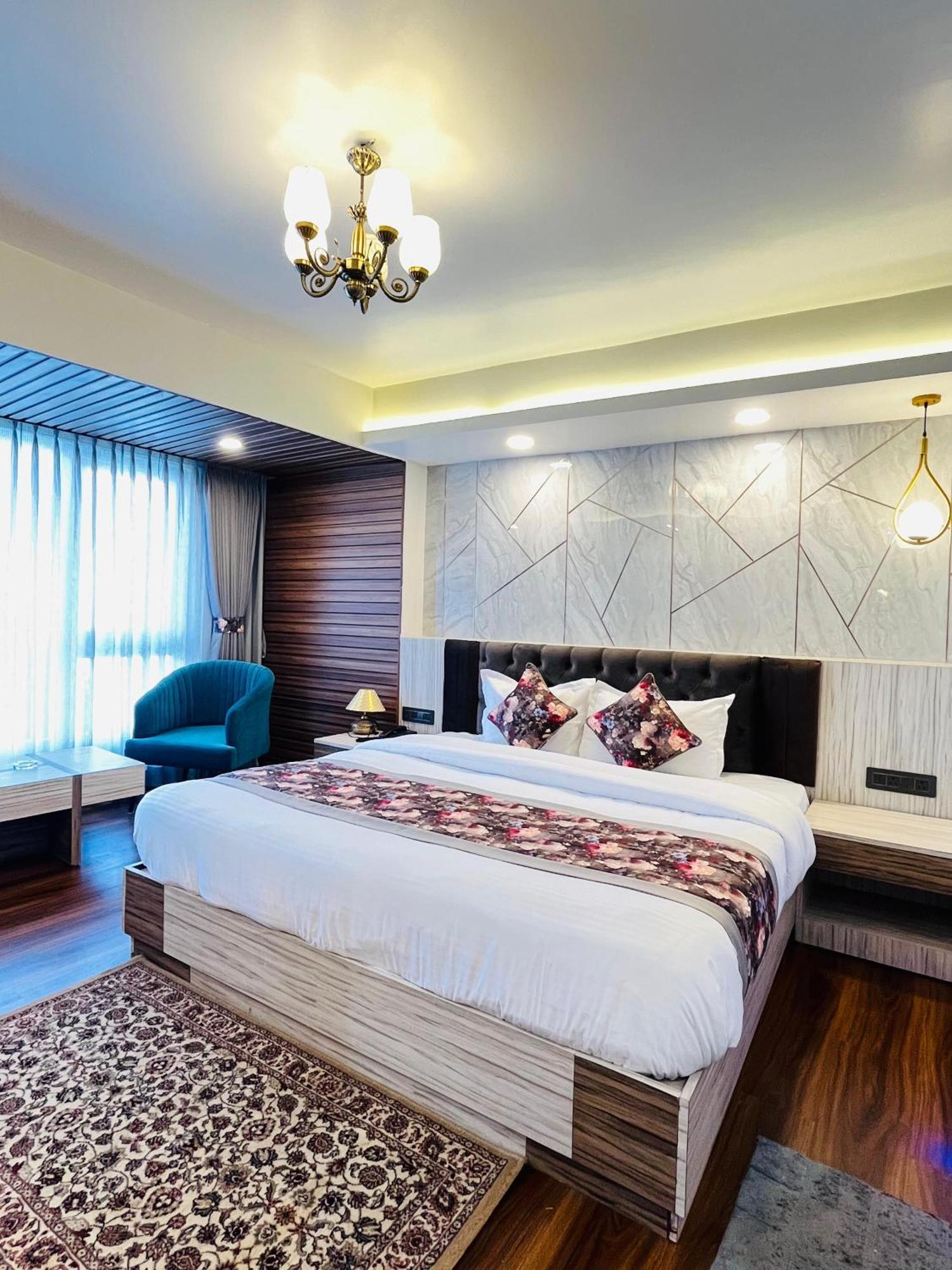 Luxury Stay At Hotel Broadway Boutique Mall Road Chowrasta Near Mahakal Temple Darjeeling  Buitenkant foto