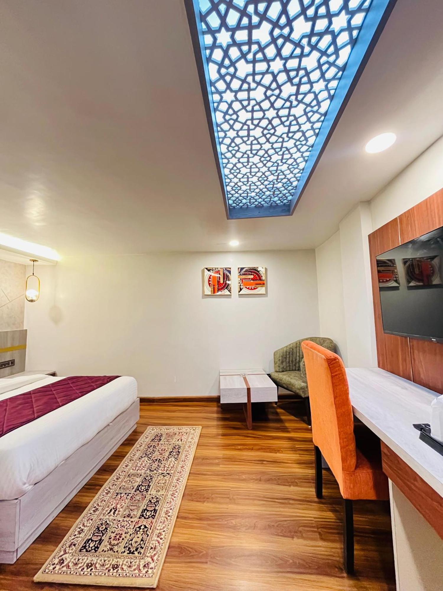 Luxury Stay At Hotel Broadway Boutique Mall Road Chowrasta Near Mahakal Temple Darjeeling  Buitenkant foto