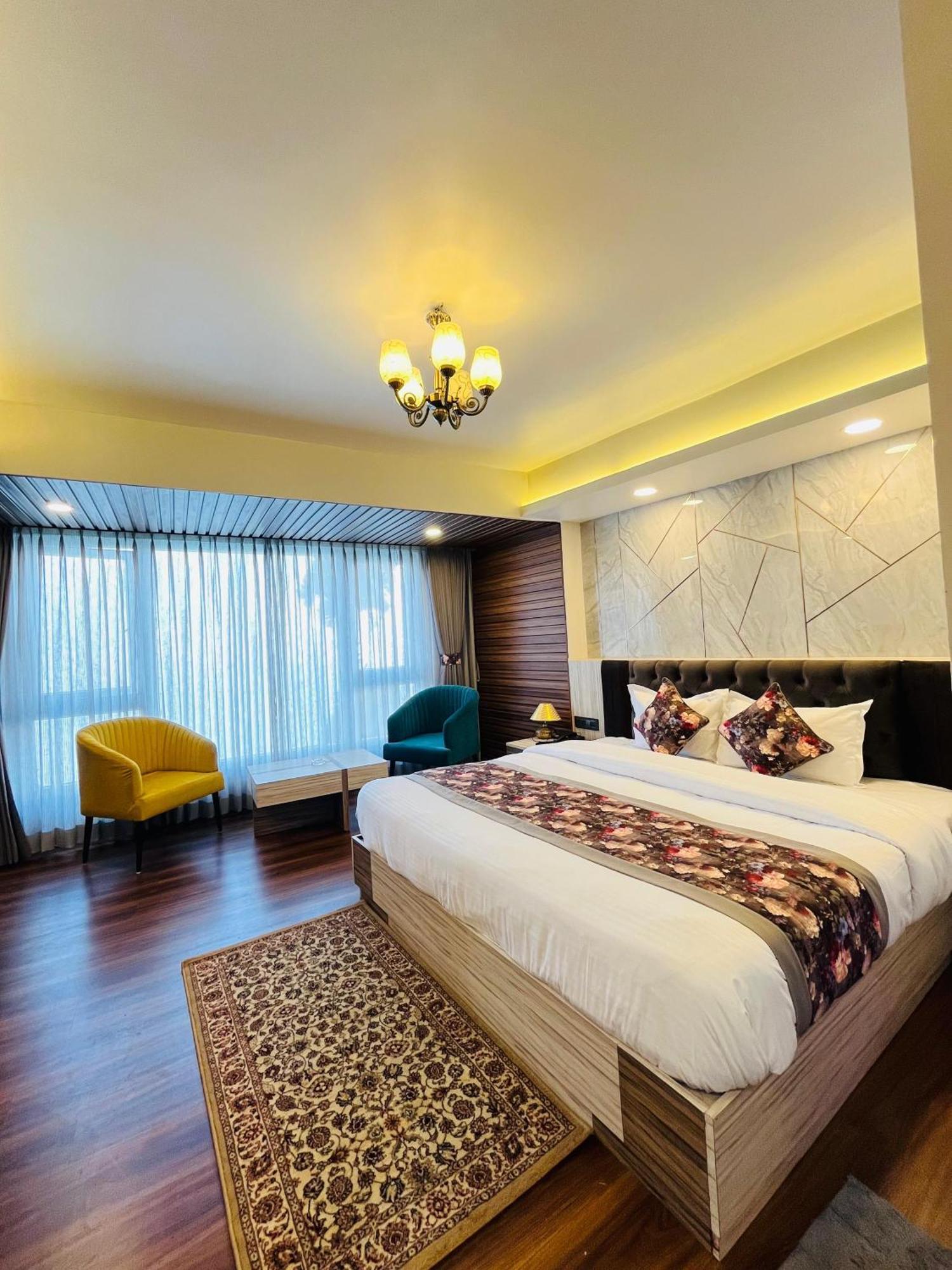Luxury Stay At Hotel Broadway Boutique Mall Road Chowrasta Near Mahakal Temple Darjeeling  Buitenkant foto