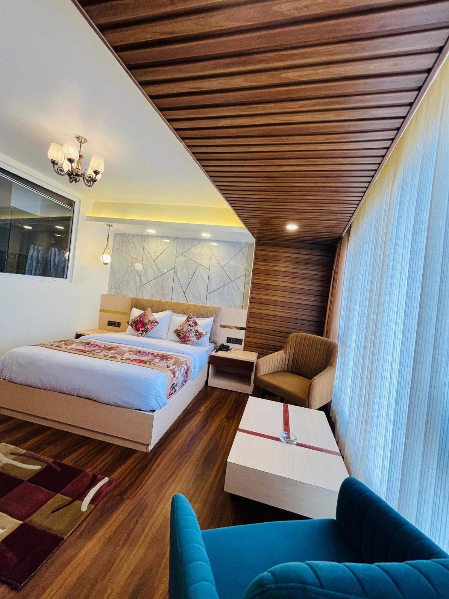 Luxury Stay At Hotel Broadway Boutique Mall Road Chowrasta Near Mahakal Temple Darjeeling  Buitenkant foto
