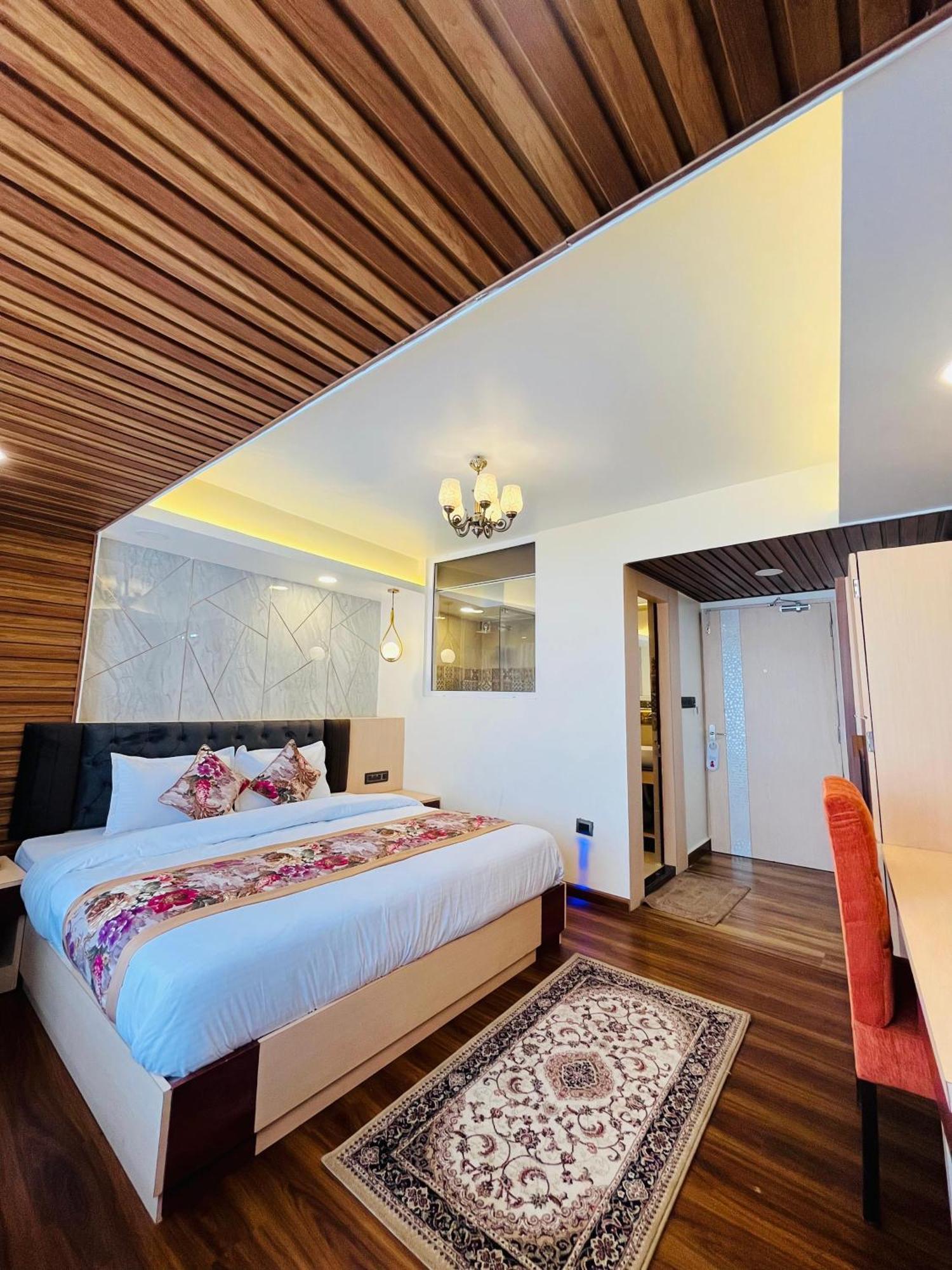Luxury Stay At Hotel Broadway Boutique Mall Road Chowrasta Near Mahakal Temple Darjeeling  Buitenkant foto