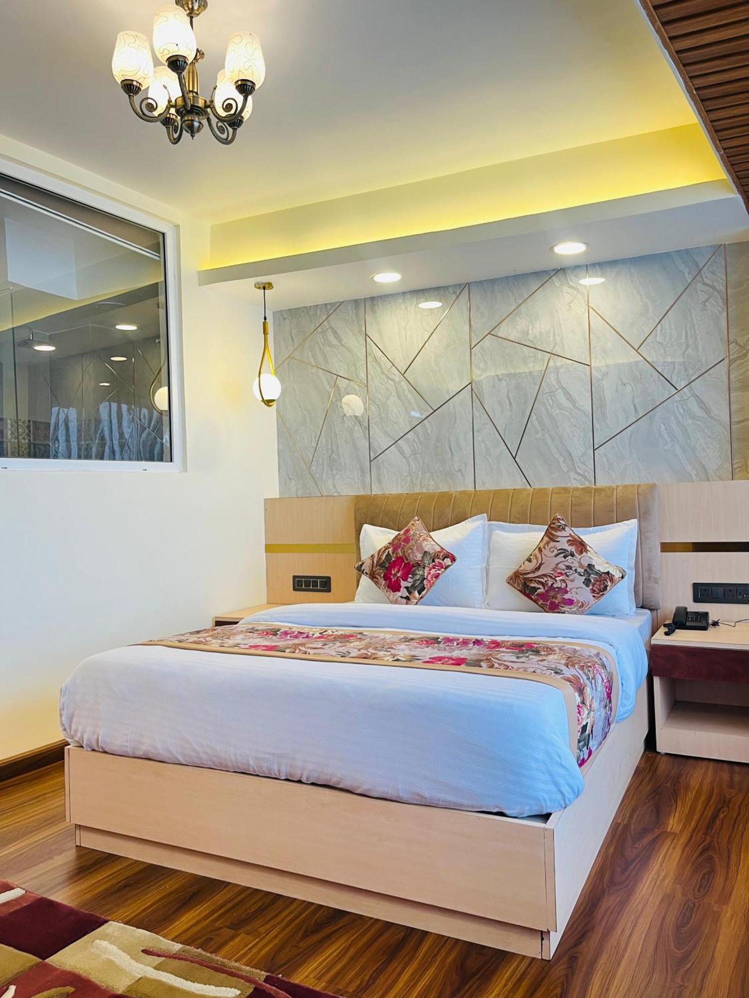 Luxury Stay At Hotel Broadway Boutique Mall Road Chowrasta Near Mahakal Temple Darjeeling  Buitenkant foto