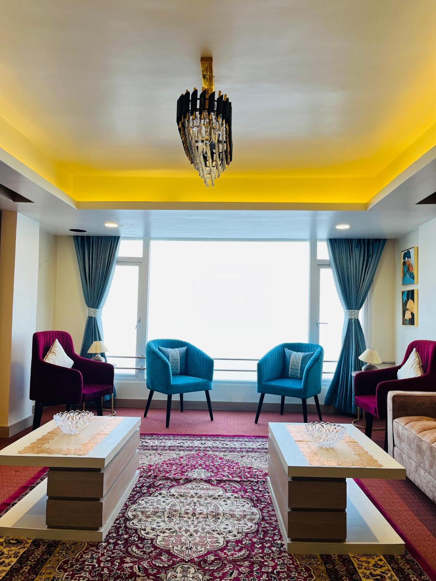 Luxury Stay At Hotel Broadway Boutique Mall Road Chowrasta Near Mahakal Temple Darjeeling  Buitenkant foto