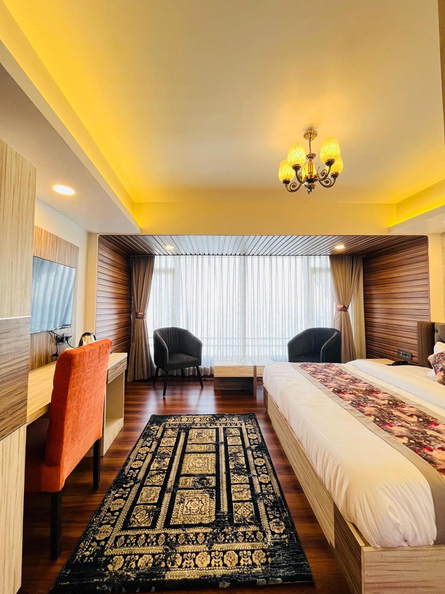 Luxury Stay At Hotel Broadway Boutique Mall Road Chowrasta Near Mahakal Temple Darjeeling  Buitenkant foto