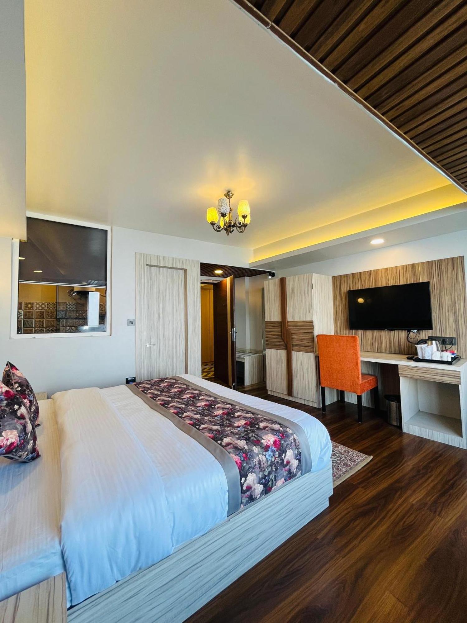 Luxury Stay At Hotel Broadway Boutique Mall Road Chowrasta Near Mahakal Temple Darjeeling  Buitenkant foto