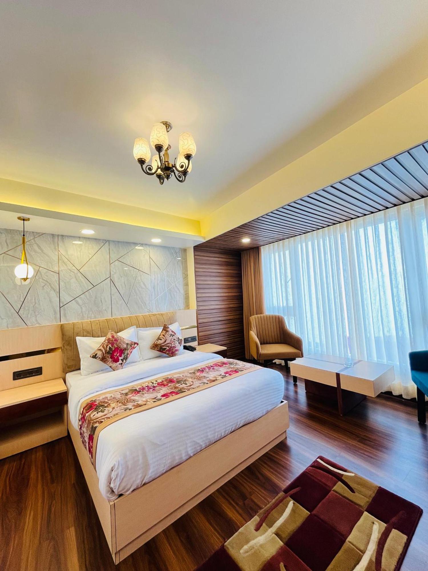 Luxury Stay At Hotel Broadway Boutique Mall Road Chowrasta Near Mahakal Temple Darjeeling  Buitenkant foto