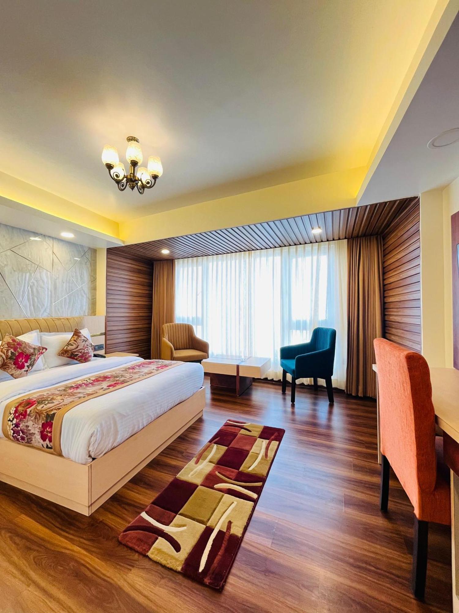 Luxury Stay At Hotel Broadway Boutique Mall Road Chowrasta Near Mahakal Temple Darjeeling  Buitenkant foto