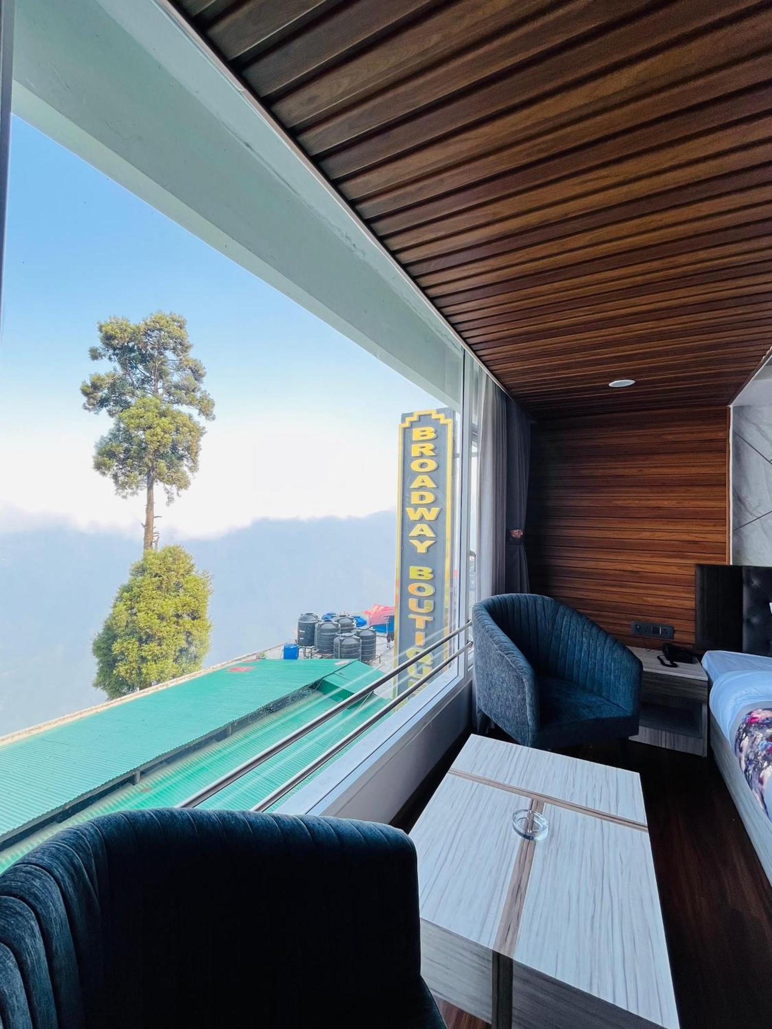 Luxury Stay At Hotel Broadway Boutique Mall Road Chowrasta Near Mahakal Temple Darjeeling  Buitenkant foto