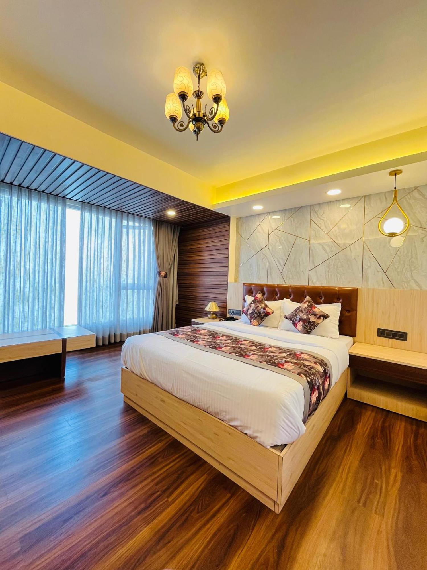 Luxury Stay At Hotel Broadway Boutique Mall Road Chowrasta Near Mahakal Temple Darjeeling  Buitenkant foto