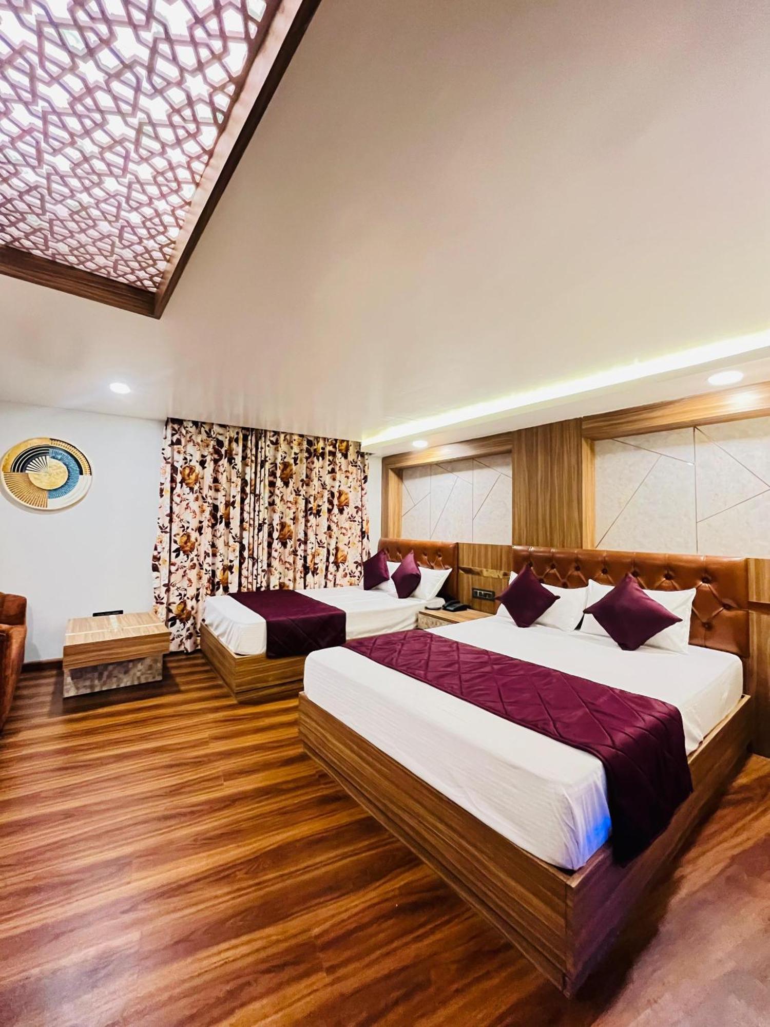 Luxury Stay At Hotel Broadway Boutique Mall Road Chowrasta Near Mahakal Temple Darjeeling  Buitenkant foto