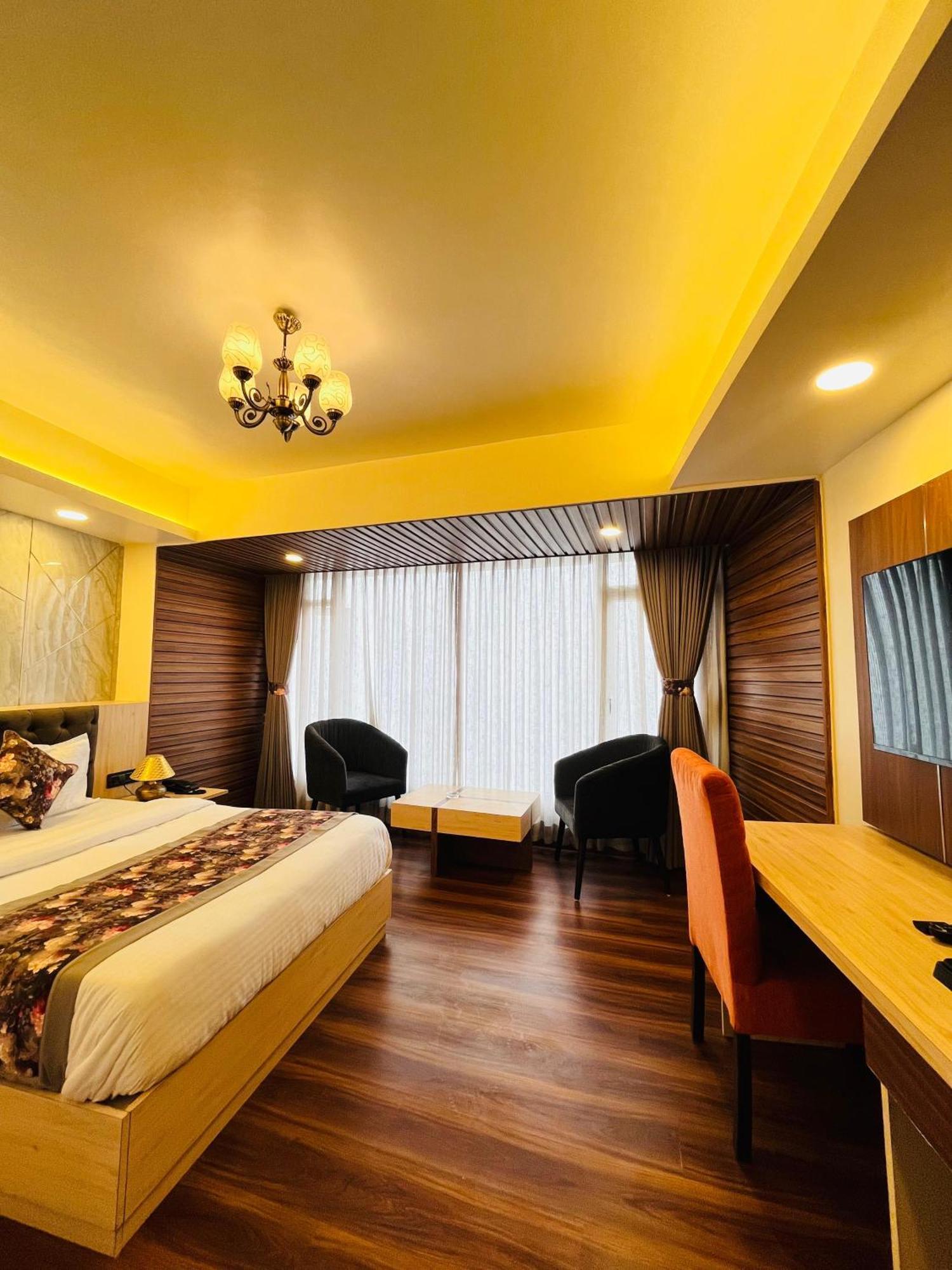 Luxury Stay At Hotel Broadway Boutique Mall Road Chowrasta Near Mahakal Temple Darjeeling  Buitenkant foto