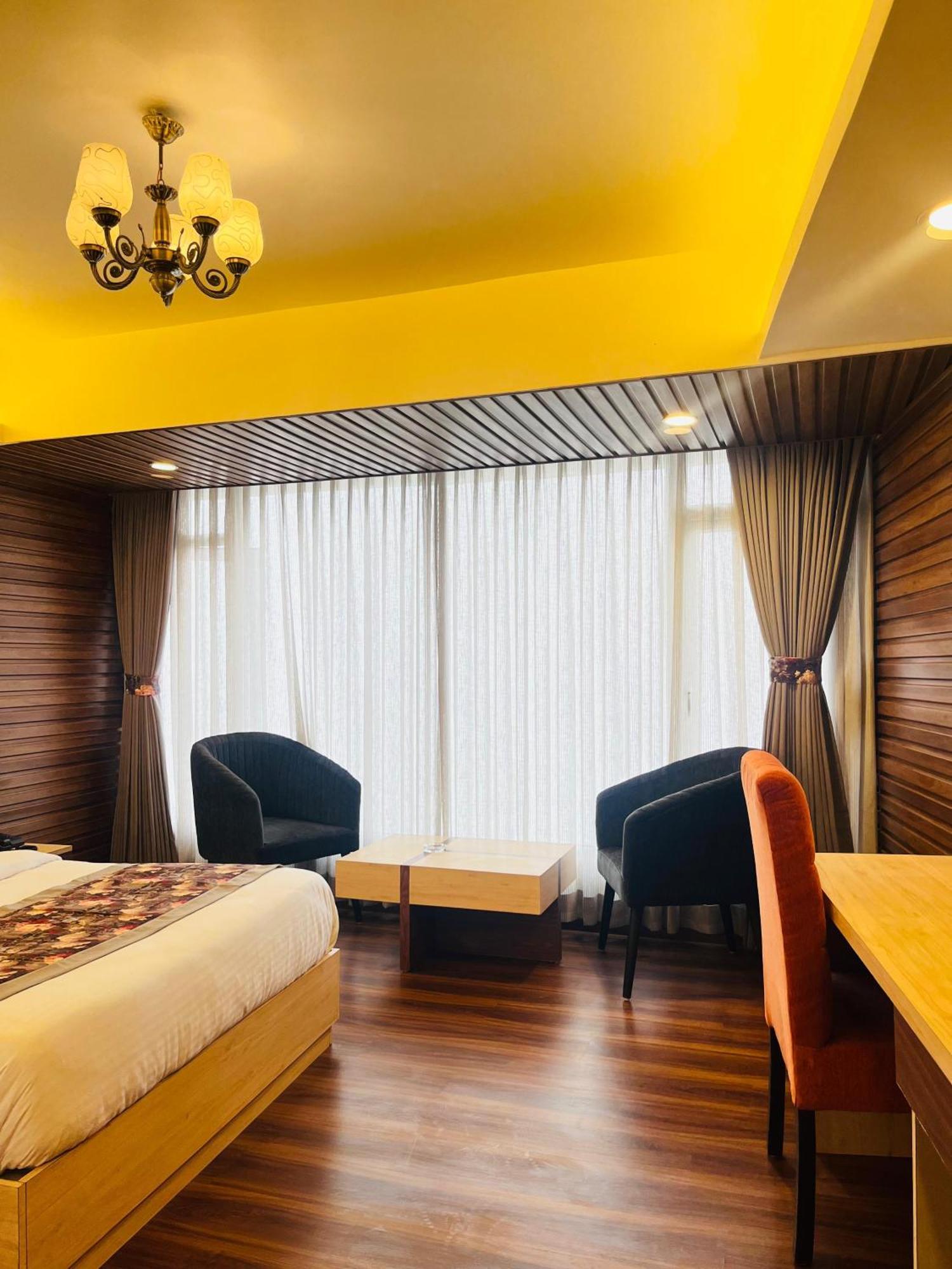 Luxury Stay At Hotel Broadway Boutique Mall Road Chowrasta Near Mahakal Temple Darjeeling  Buitenkant foto