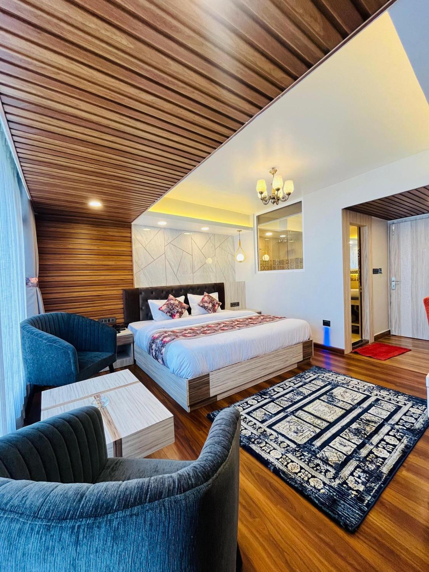 Luxury Stay At Hotel Broadway Boutique Mall Road Chowrasta Near Mahakal Temple Darjeeling  Buitenkant foto